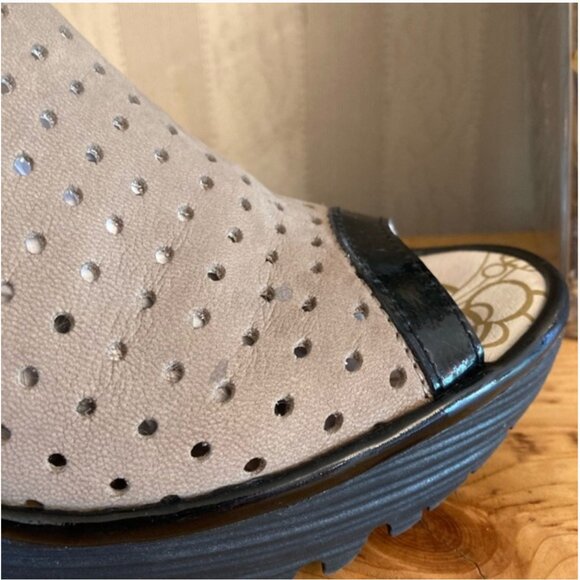 New FLY LONDON Women’s Yile Black/Tan Wedge Sandal Shoes 39 US 8 / 8.5 Peep Toe - Picture 8 of 12